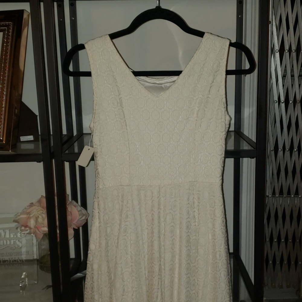 WHITE LACE DRESS - Picture 2 of 3